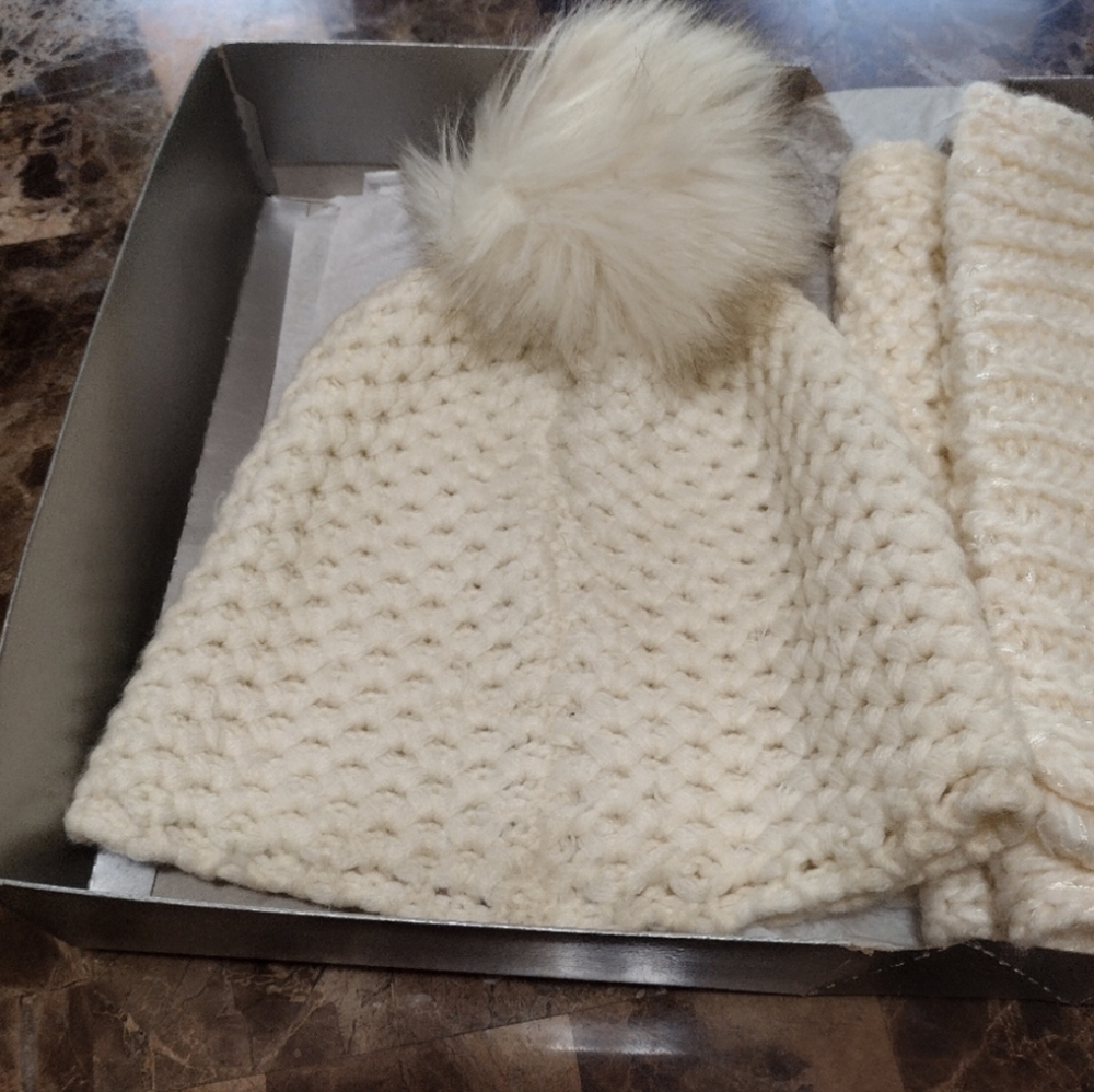 Hat & Scarf Set - Picture 4 of 10